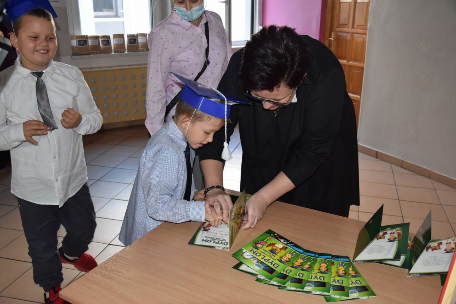 Zdjęcie w galerii na portalu naszwodzislaw.com: Pierwszaki z ZPSWR ślubowały i otrzymały tyty wiadomości z regionu