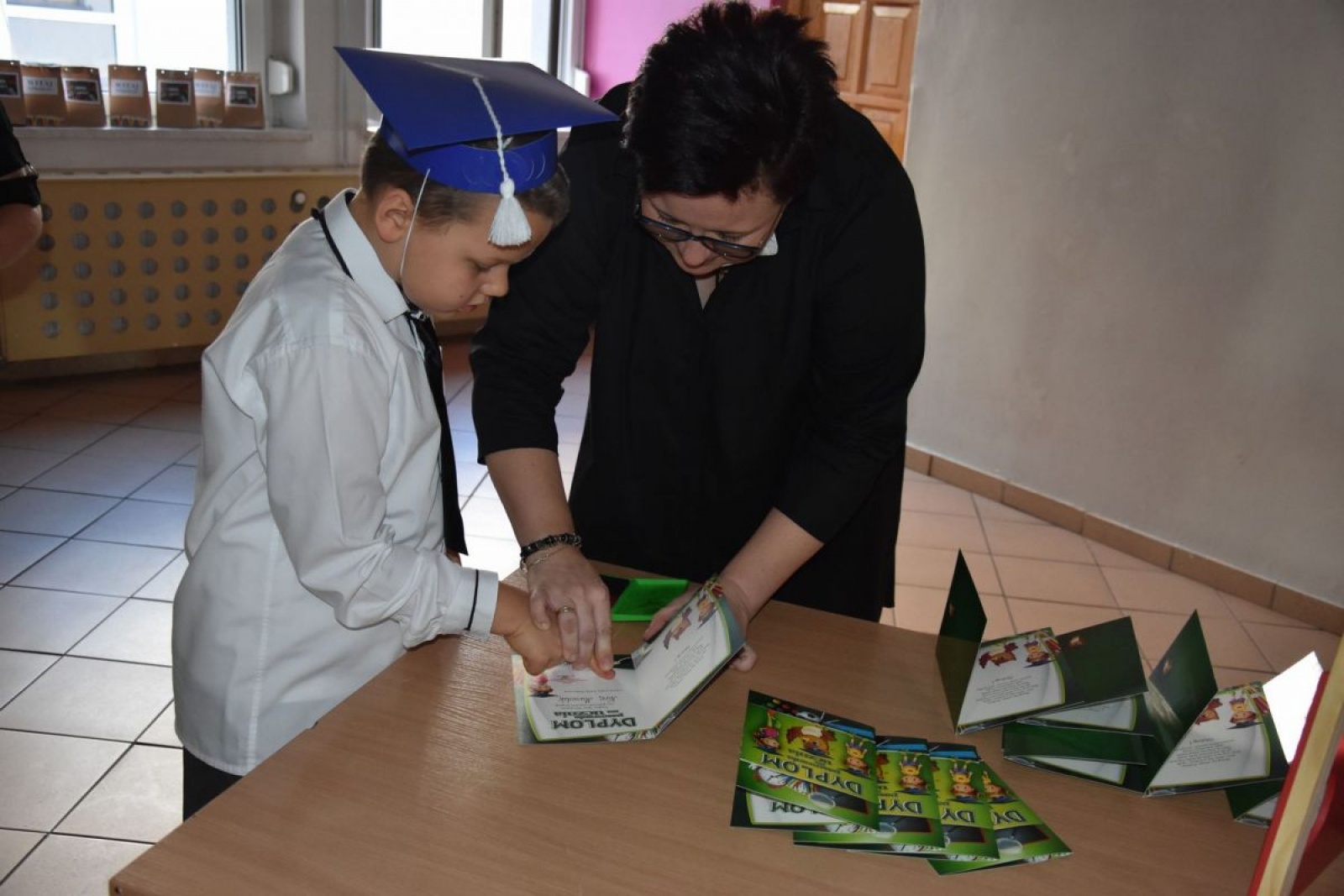 Zdjęcie w galerii na portalu naszwodzislaw.com: Pierwszaki z ZPSWR ślubowały i otrzymały tyty wiadomości z regionu