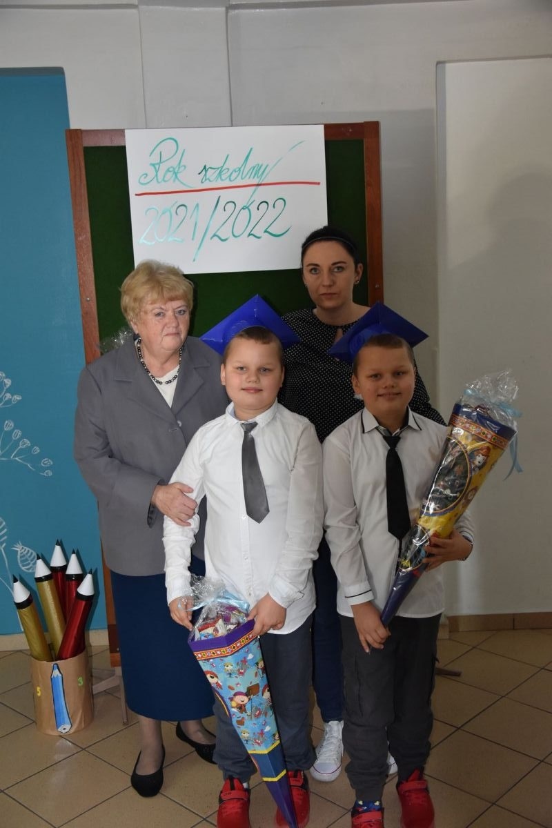 Zdjęcie w galerii na portalu naszwodzislaw.com: Pierwszaki z ZPSWR ślubowały i otrzymały tyty wiadomości z regionu