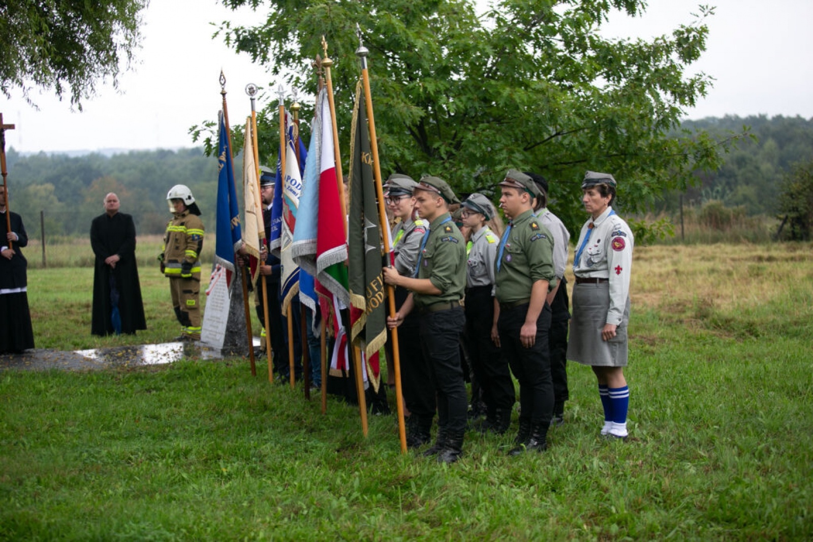 Zdjęcie w galerii na portalu naszwodzislaw.com: Tablica katyńska odsłonięta na Głożynach [FOTO] wiadomości z regionu