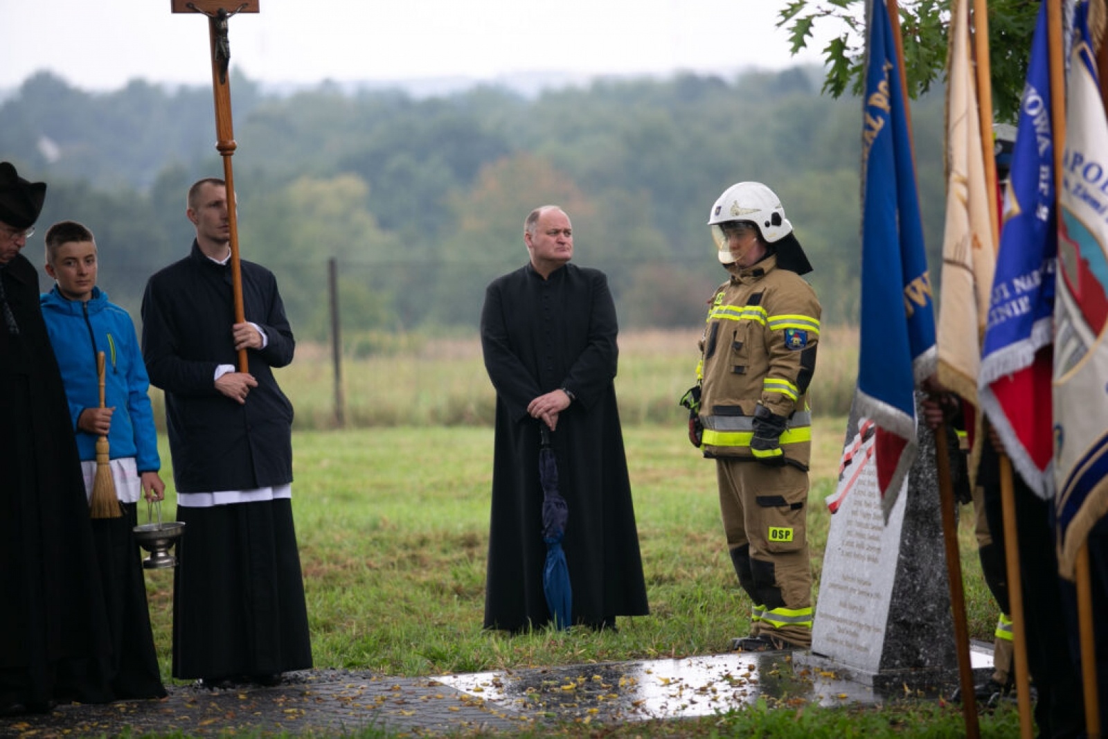 Zdjęcie w galerii na portalu naszwodzislaw.com: Tablica katyńska odsłonięta na Głożynach [FOTO] wiadomości z regionu