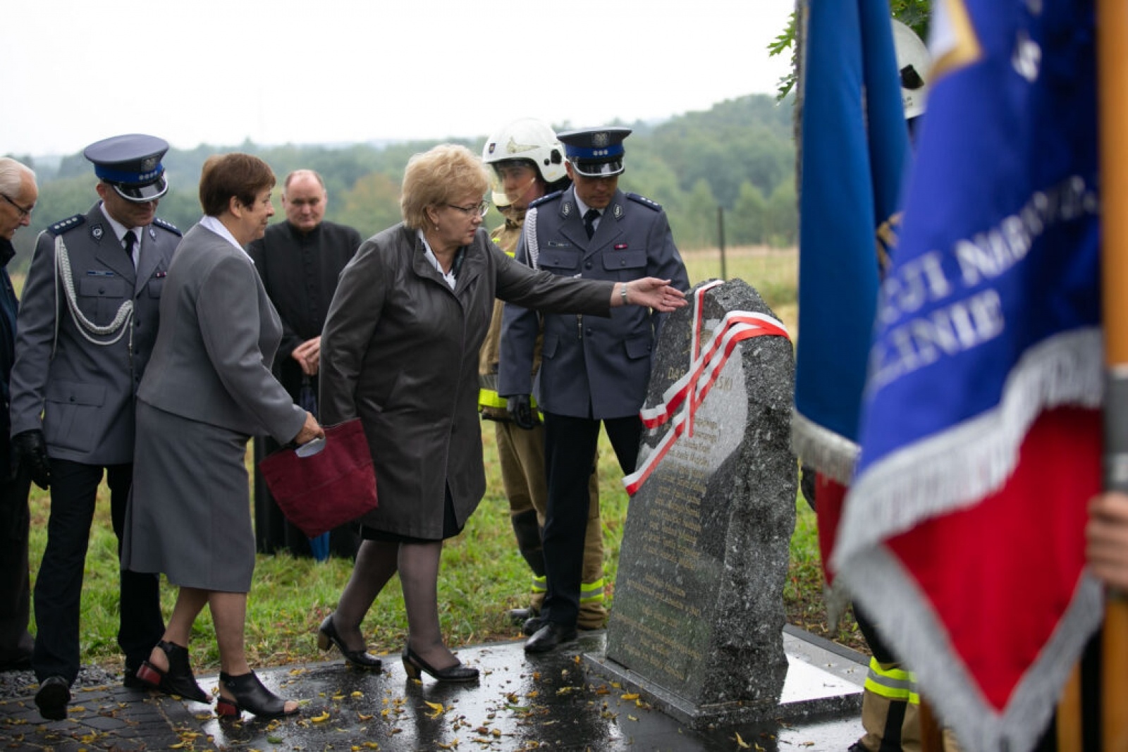 Zdjęcie w galerii na portalu naszwodzislaw.com: Tablica katyńska odsłonięta na Głożynach [FOTO] wiadomości z regionu