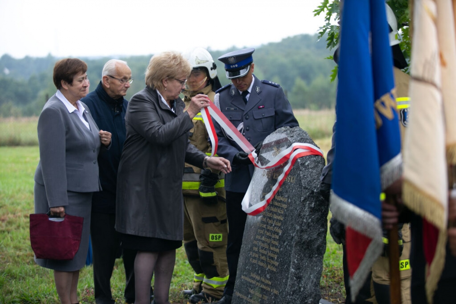 Zdjęcie w galerii na portalu naszwodzislaw.com: Tablica katyńska odsłonięta na Głożynach [FOTO] wiadomości z regionu