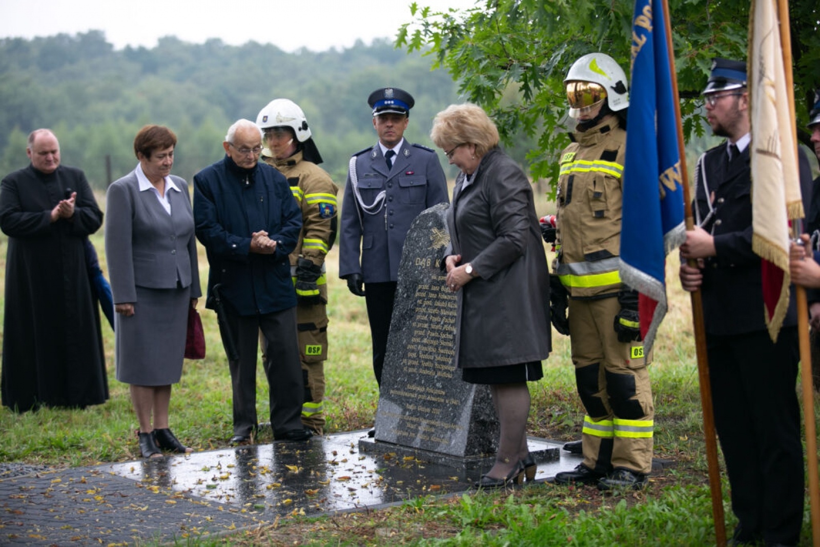 Zdjęcie w galerii na portalu naszwodzislaw.com: Tablica katyńska odsłonięta na Głożynach [FOTO] wiadomości z regionu