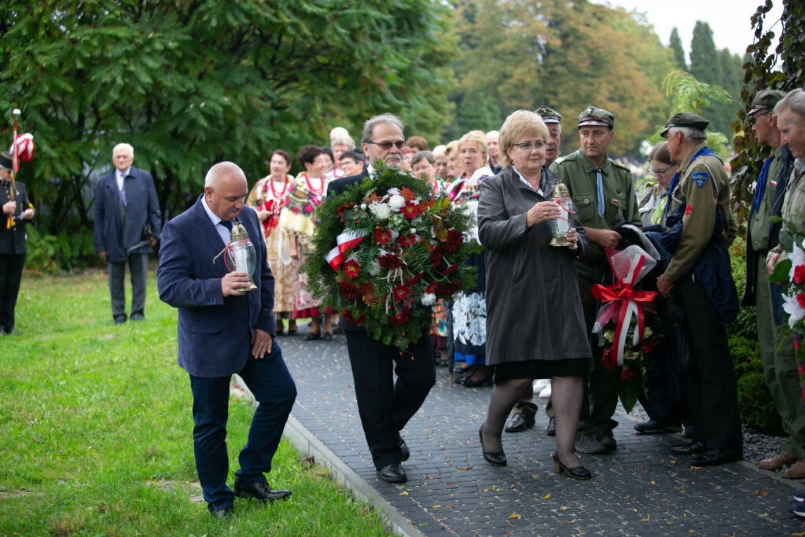 Zdjęcie w galerii na portalu naszwodzislaw.com: Tablica katyńska odsłonięta na Głożynach [FOTO] wiadomości z regionu