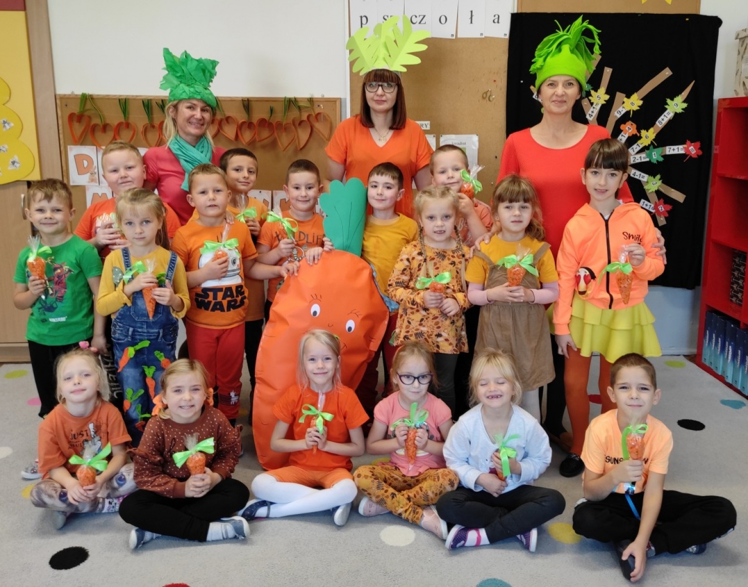 Zdjęcie w galerii na portalu naszwodzislaw.com: Przedszkolaki z Czwórki świętowały Dzień Marchewki wiadomości z regionu