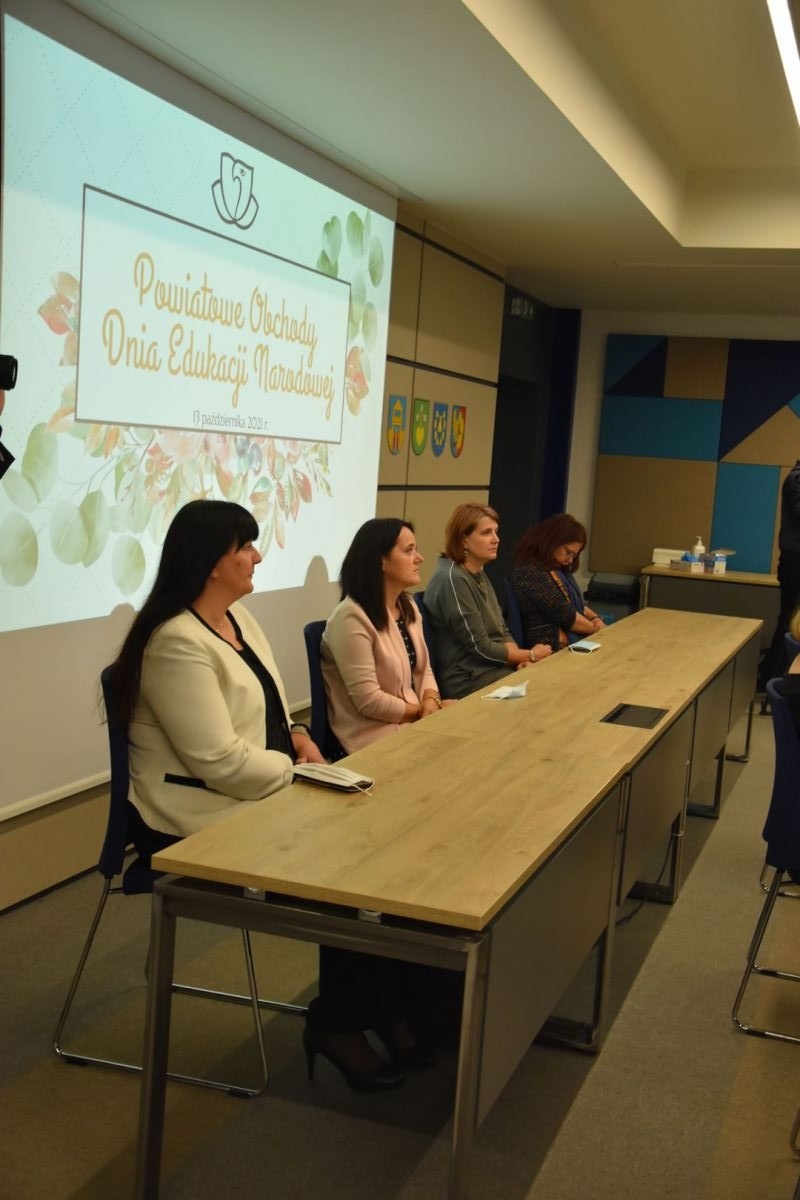 Zdjęcie w galerii na portalu naszwodzislaw.com: Powiat uhonorował nauczycieli [FOTO] wiadomości z regionu