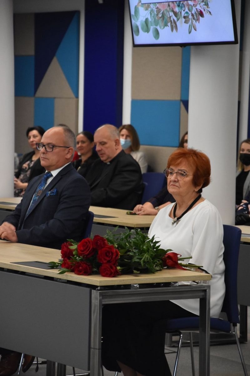 Zdjęcie w galerii na portalu naszwodzislaw.com: Powiat uhonorował nauczycieli [FOTO] wiadomości z regionu