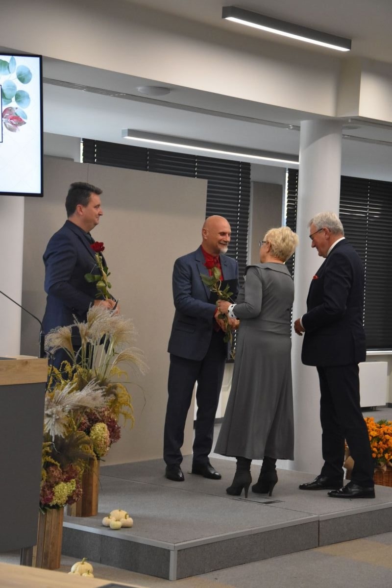 Zdjęcie w galerii na portalu naszwodzislaw.com: Powiat uhonorował nauczycieli [FOTO] wiadomości z regionu