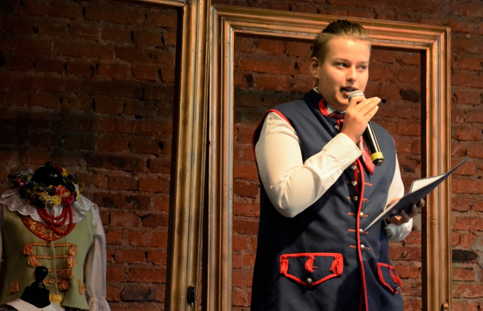 Zdjęcie w galerii na portalu naszwodzislaw.com: Konkurs gawędziarski „Fedrowani w godce” w WCK wiadomości z regionu