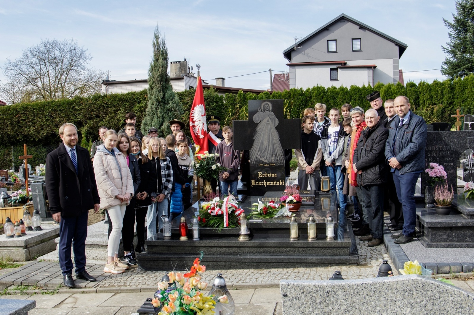 Zdjęcie w galerii na portalu naszwodzislaw.com: Grób sierż. Wiktora Brachmańskiego odznaczony znakiem pamięci Tobie Polsko [FOTO] wiadomości z regionu