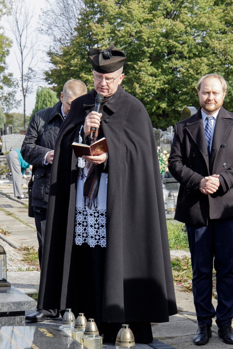 Zdjęcie w galerii na portalu naszwodzislaw.com: Grób sierż. Wiktora Brachmańskiego odznaczony znakiem pamięci Tobie Polsko [FOTO] wiadomości z regionu