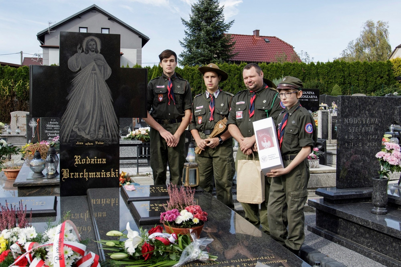 Zdjęcie w galerii na portalu naszwodzislaw.com: Grób sierż. Wiktora Brachmańskiego odznaczony znakiem pamięci Tobie Polsko [FOTO] wiadomości z regionu