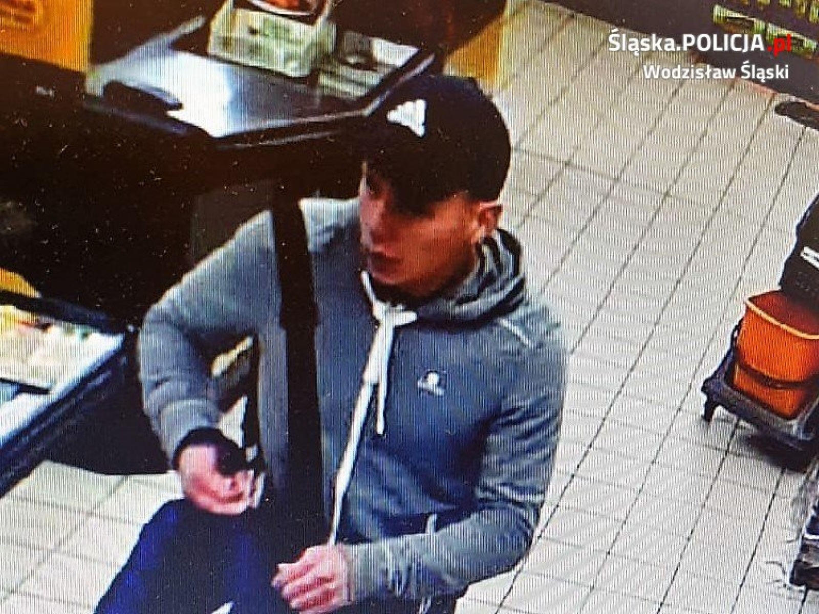 Zdjęcie w galerii na portalu naszwodzislaw.com: Rozpoznajesz tych mężczyzn? Zadzwoń na policję! wiadomości z regionu