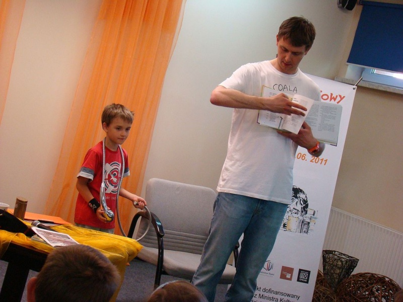 Zdjęcie w galerii na portalu naszwodzislaw.com: Wąż Prysznicowy w starej walizce wiadomości z regionu