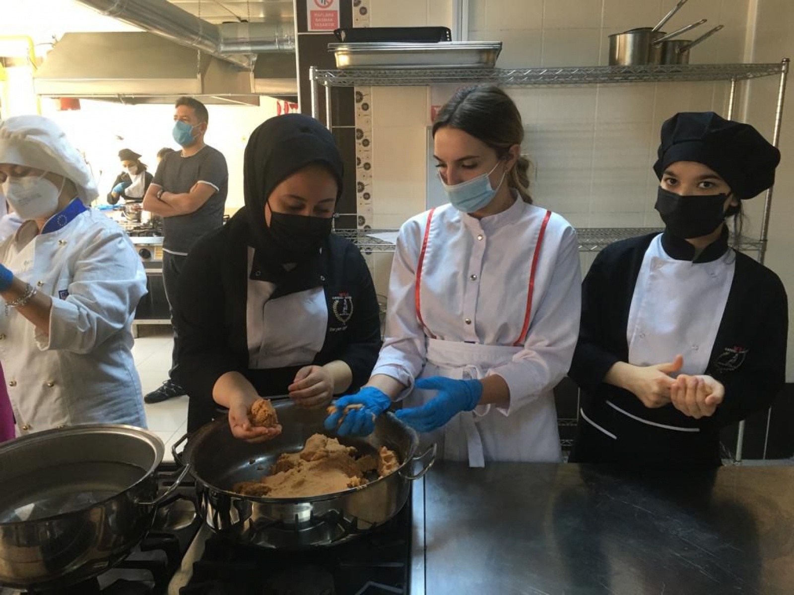 Zdjęcie w galerii na portalu naszwodzislaw.com: Tureckie smaki i przysmaki. Uczennice Ekonomika wróciły z Kayseri [FOTO] wiadomości z regionu