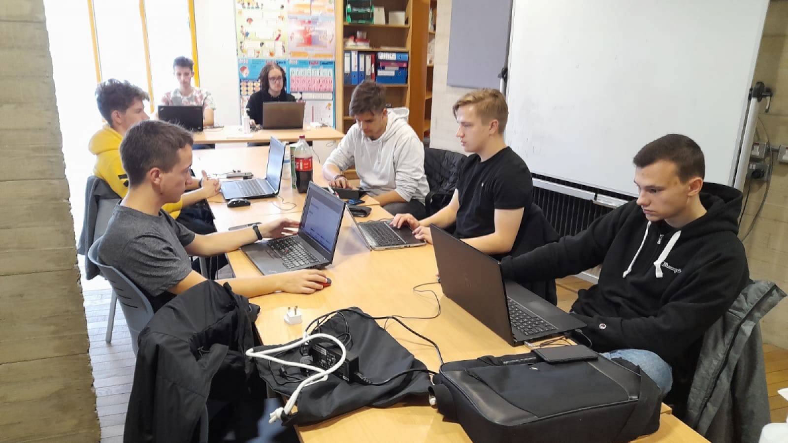 Zdjęcie w galerii na portalu naszwodzislaw.com: Uczniowie Budowlanki pozdrawiają z Irlandii wiadomości z regionu