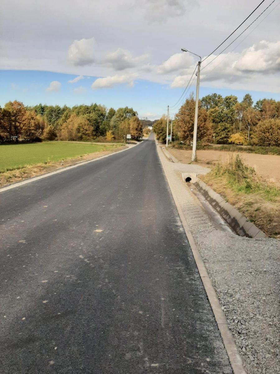 Zdjęcie w galerii na portalu naszwodzislaw.com: Kolejna droga w powiecie zmodernizowana wiadomości z regionu