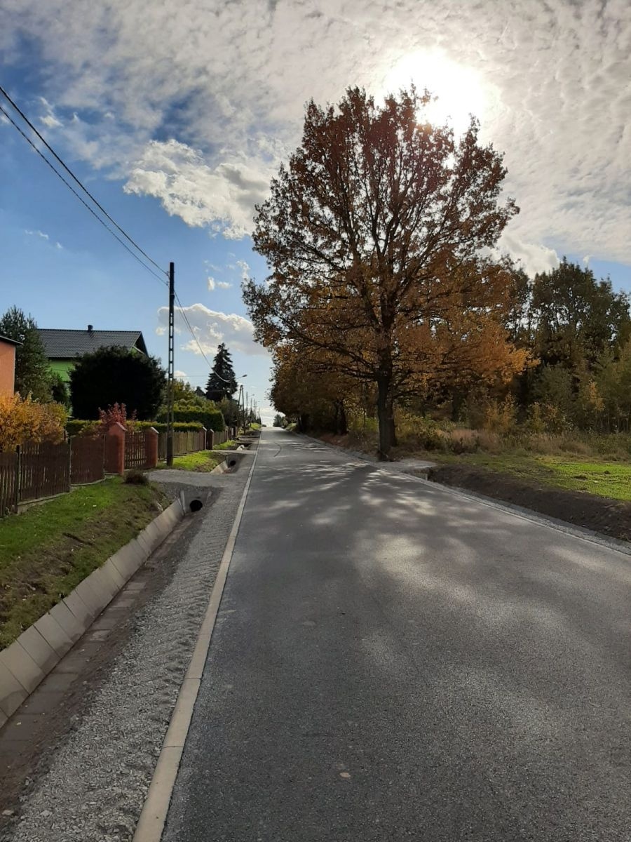 Zdjęcie w galerii na portalu naszwodzislaw.com: Kolejna droga w powiecie zmodernizowana wiadomości z regionu