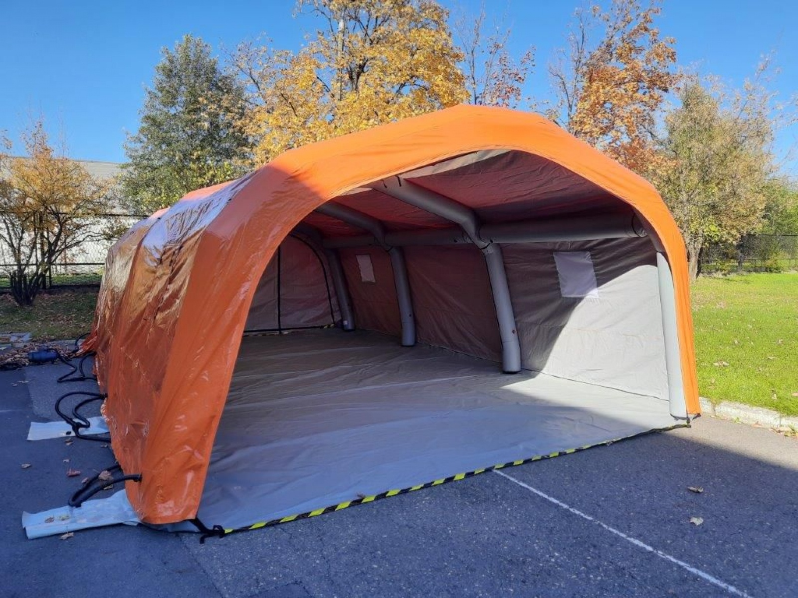 Zdjęcie w galerii na portalu naszwodzislaw.com: Powiatowy Magazyn Zarządzania Kryzysowego bogatszy o specjalistyczny namiot wiadomości z regionu