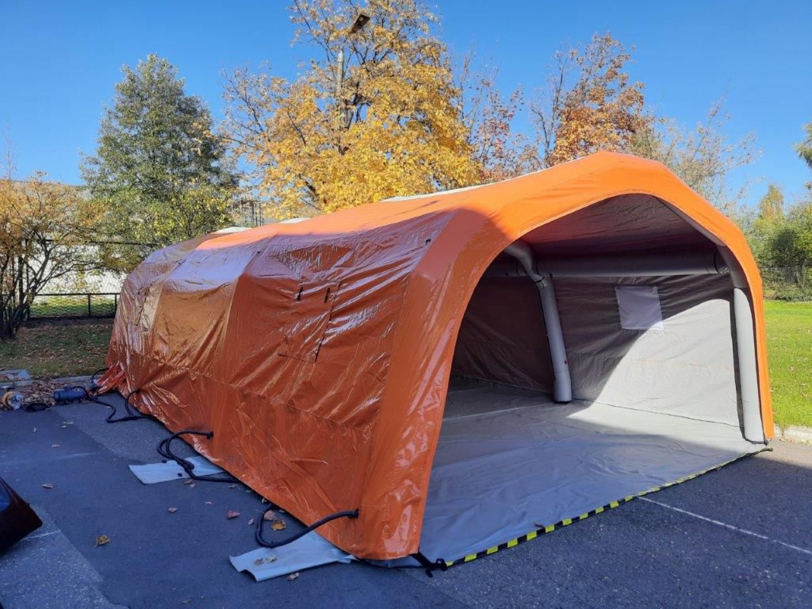 Zdjęcie w galerii na portalu naszwodzislaw.com: Powiatowy Magazyn Zarządzania Kryzysowego bogatszy o specjalistyczny namiot wiadomości z regionu