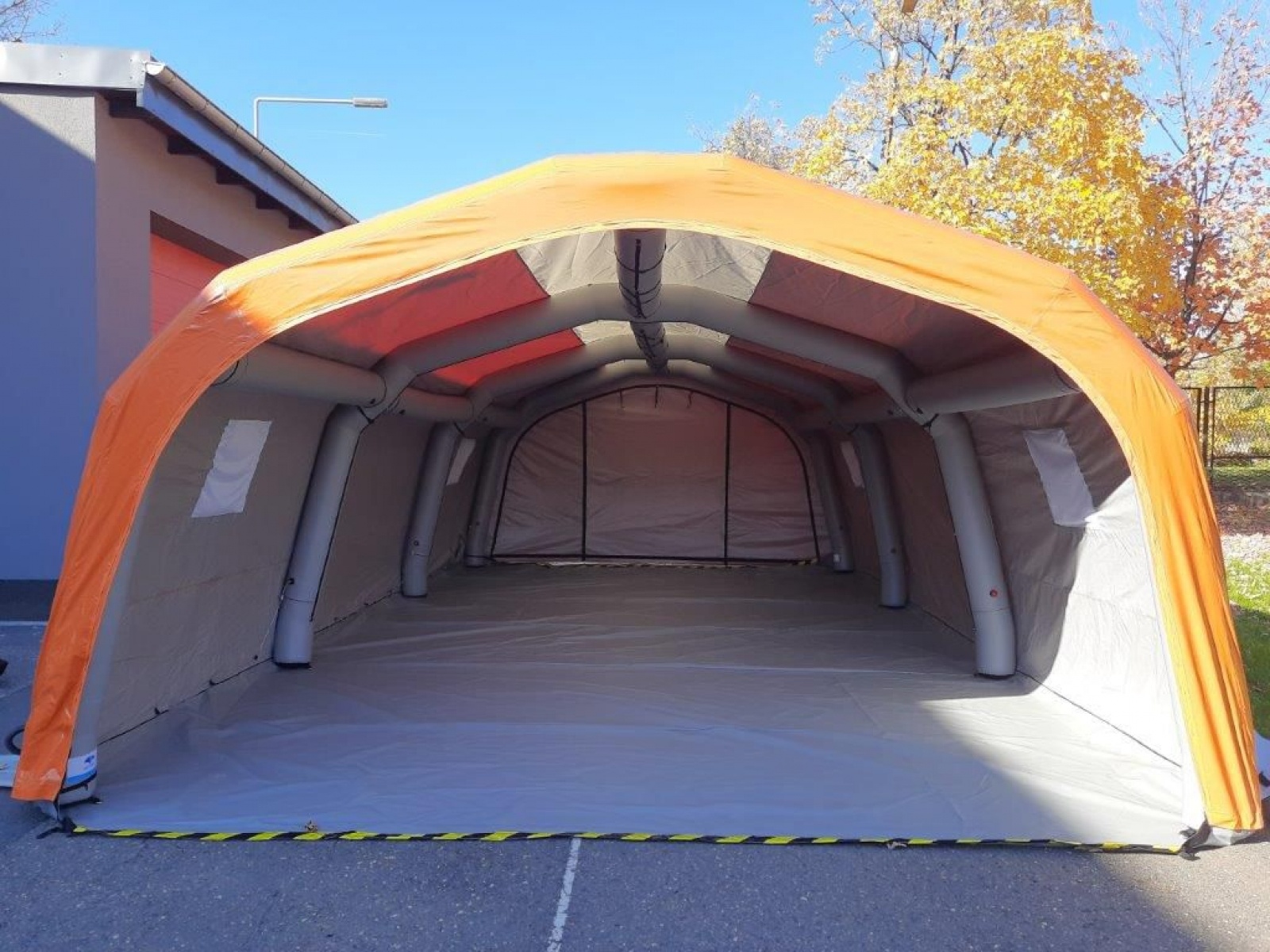 Zdjęcie w galerii na portalu naszwodzislaw.com: Powiatowy Magazyn Zarządzania Kryzysowego bogatszy o specjalistyczny namiot wiadomości z regionu