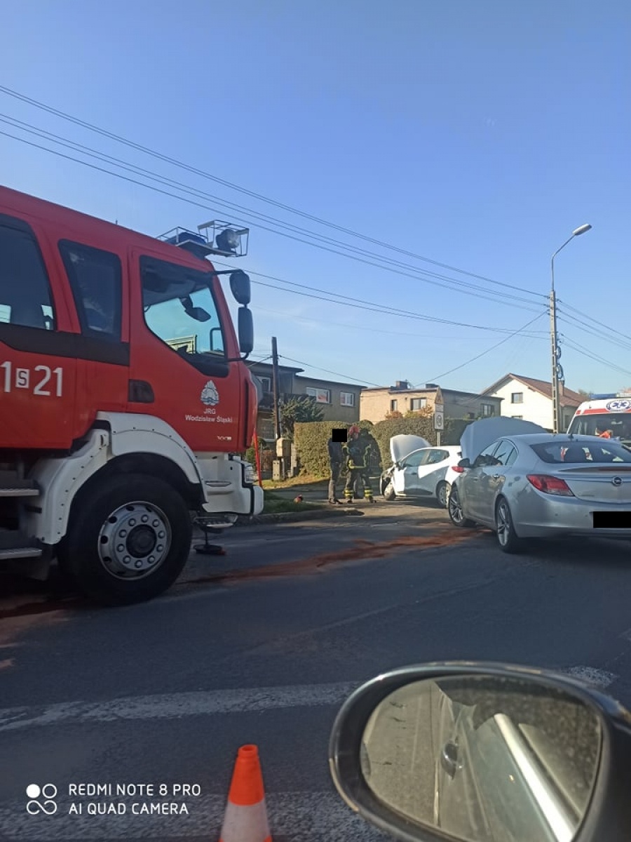 Zdjęcie w galerii na portalu naszwodzislaw.com: Renault i opel zderzyły się na Pszowskiej wiadomości z regionu