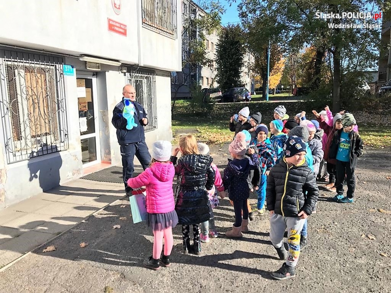 Zdjęcie w galerii na portalu naszwodzislaw.com: Dzielnicowi na spotkaniach z najmłodszymi i seniorami wiadomości z regionu