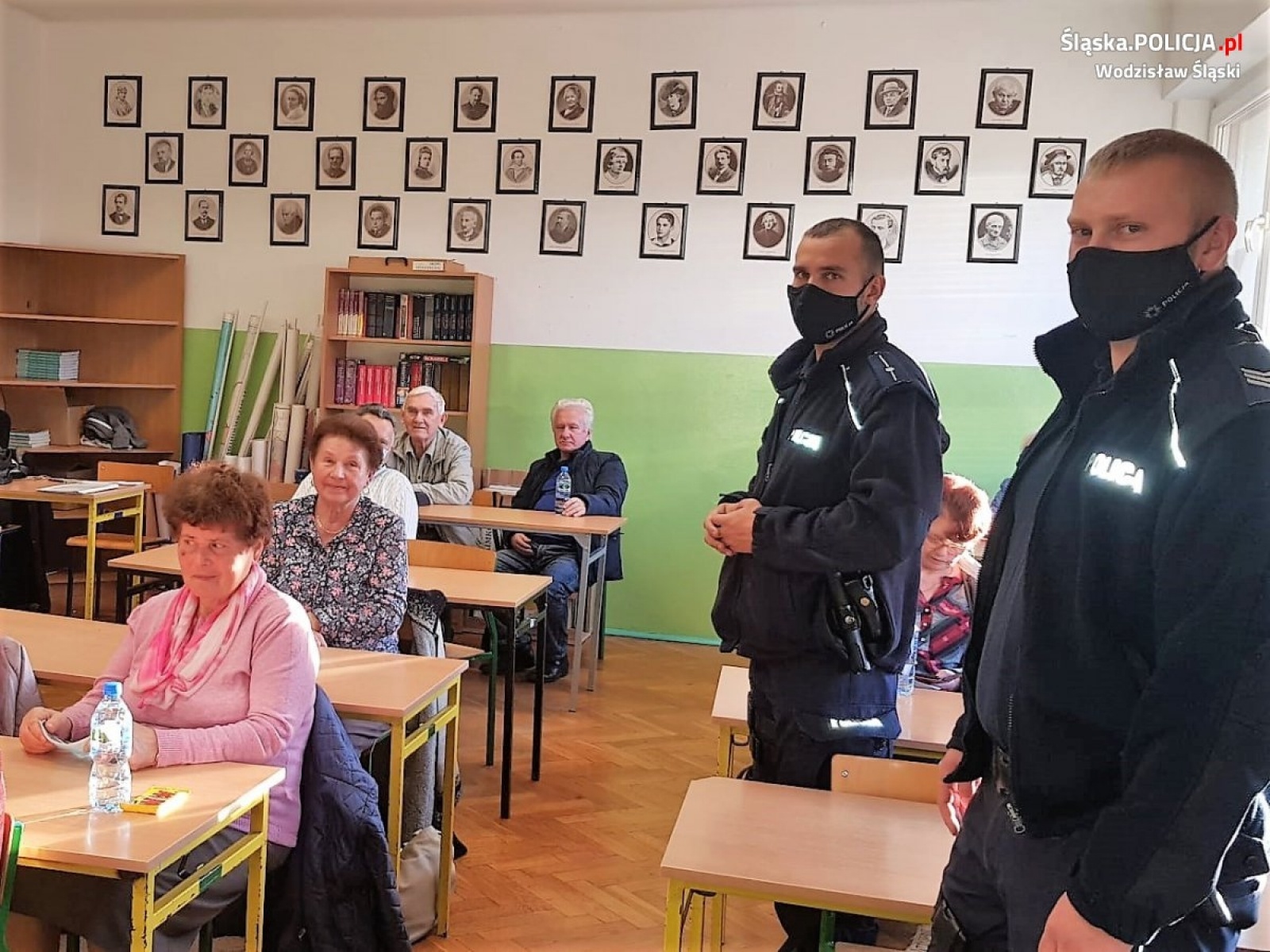 Zdjęcie w galerii na portalu naszwodzislaw.com: Dzielnicowi na spotkaniach z najmłodszymi i seniorami wiadomości z regionu