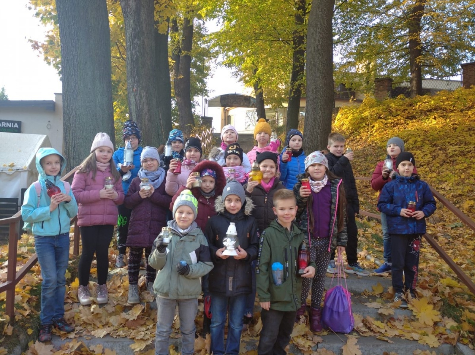 Zdjęcie w galerii na portalu naszwodzislaw.com: Uczniowie SP 28 na wodzisławskich nekropoliach wiadomości z regionu