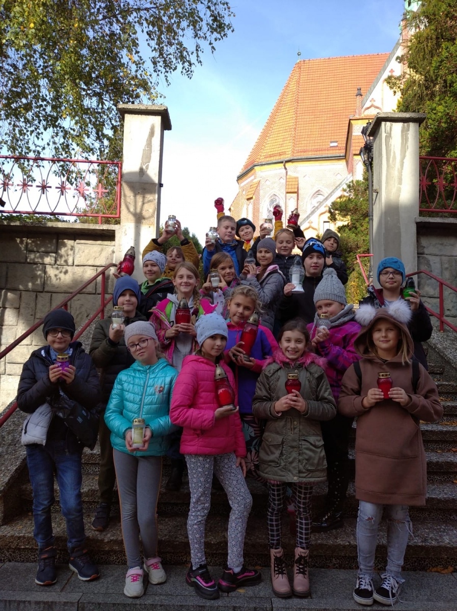 Zdjęcie w galerii na portalu naszwodzislaw.com: Uczniowie SP 28 na wodzisławskich nekropoliach wiadomości z regionu