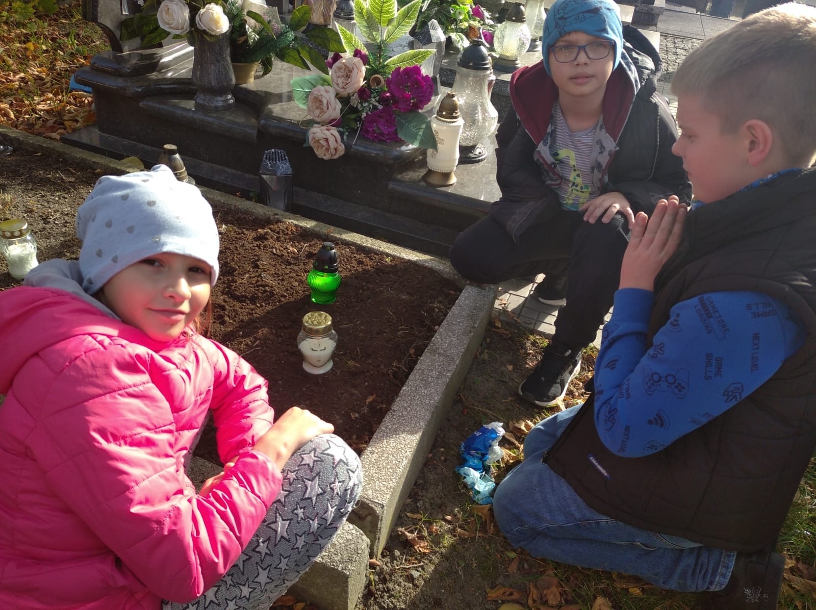 Zdjęcie w galerii na portalu naszwodzislaw.com: Uczniowie SP 28 na wodzisławskich nekropoliach wiadomości z regionu