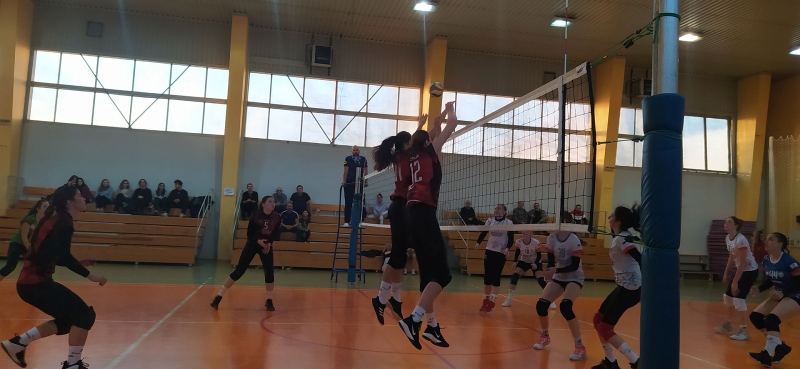 Zdjęcie w galerii na portalu naszwodzislaw.com: Siatkarki wodzisławskiej Zorzy w gazie wiadomości z regionu