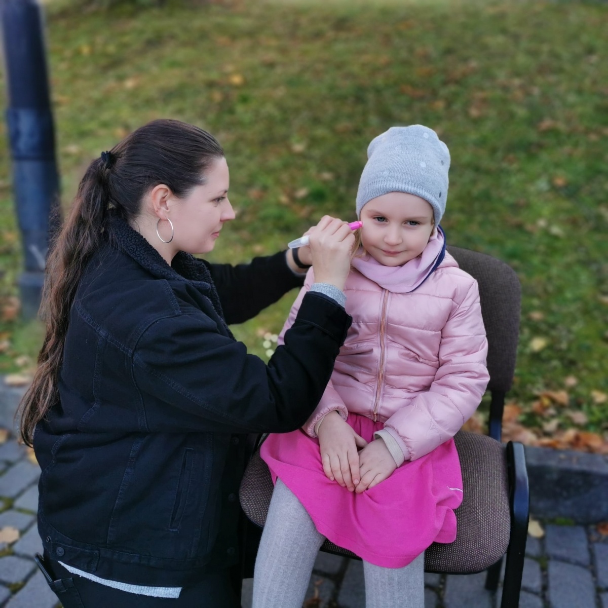 Zdjęcie w galerii na portalu naszwodzislaw.com: Alpaki i konkursy na otwarciu po remoncie biblioteki w Mszanie [FOTO] wiadomości z regionu
