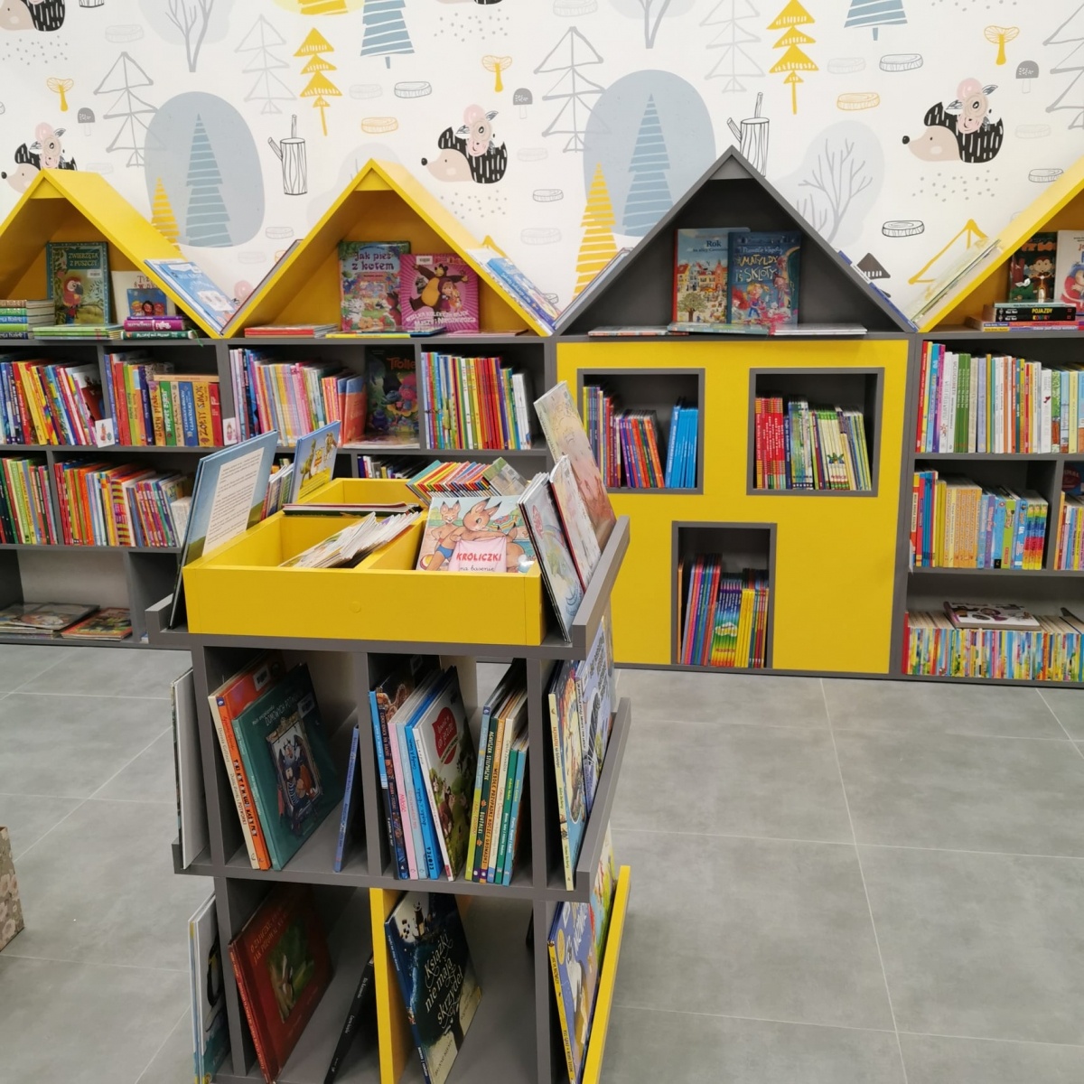 Zdjęcie w galerii na portalu naszwodzislaw.com: Alpaki i konkursy na otwarciu po remoncie biblioteki w Mszanie [FOTO] wiadomości z regionu