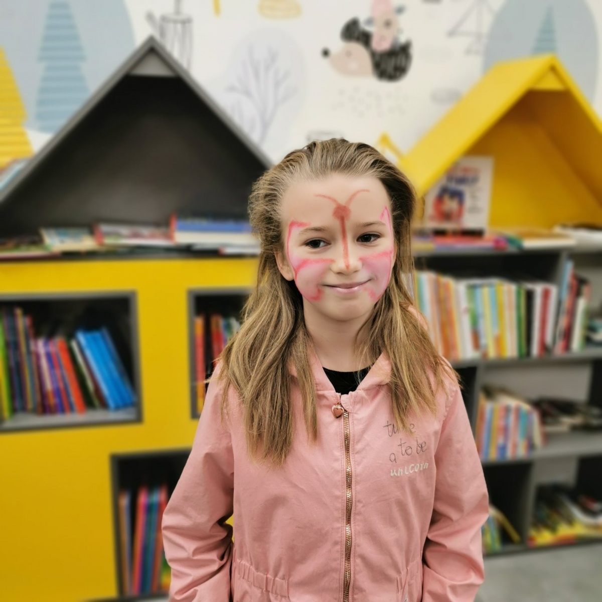 Zdjęcie w galerii na portalu naszwodzislaw.com: Alpaki i konkursy na otwarciu po remoncie biblioteki w Mszanie [FOTO] wiadomości z regionu