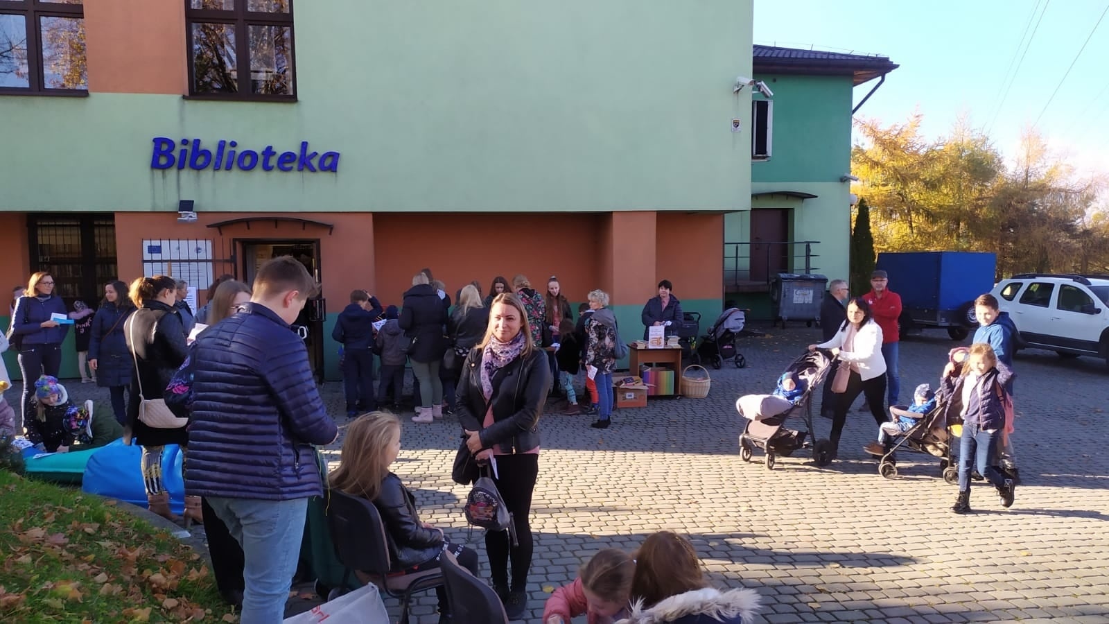 Zdjęcie w galerii na portalu naszwodzislaw.com: Alpaki i konkursy na otwarciu po remoncie biblioteki w Mszanie [FOTO] wiadomości z regionu