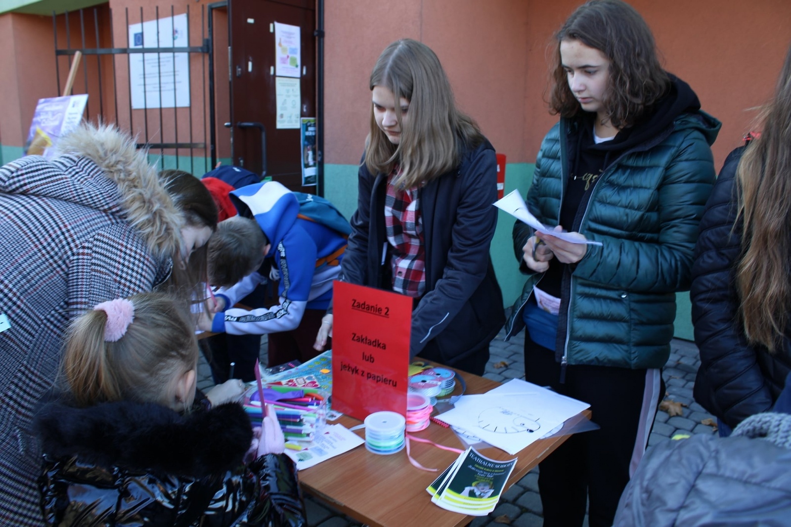 Zdjęcie w galerii na portalu naszwodzislaw.com: Alpaki i konkursy na otwarciu po remoncie biblioteki w Mszanie [FOTO] wiadomości z regionu