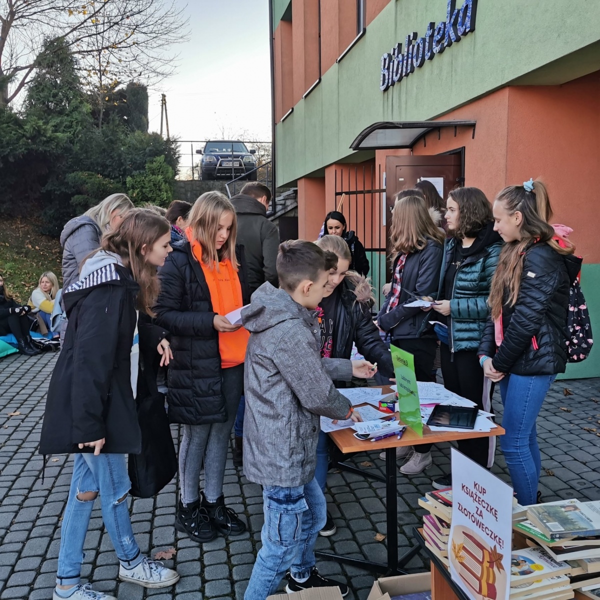 Zdjęcie w galerii na portalu naszwodzislaw.com: Alpaki i konkursy na otwarciu po remoncie biblioteki w Mszanie [FOTO] wiadomości z regionu