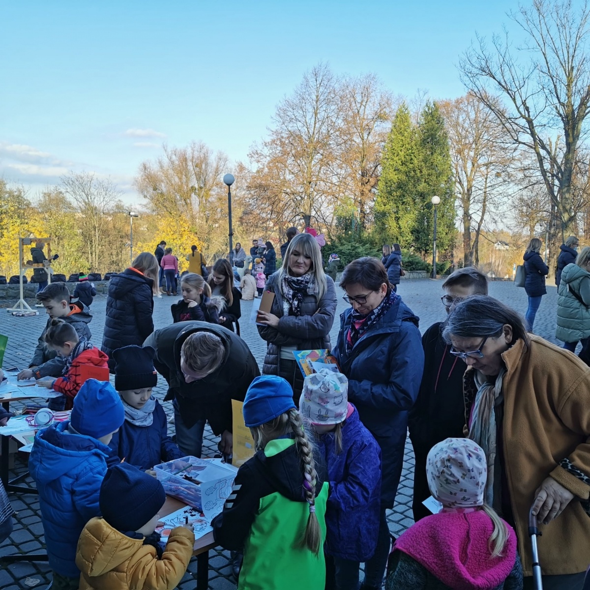 Zdjęcie w galerii na portalu naszwodzislaw.com: Alpaki i konkursy na otwarciu po remoncie biblioteki w Mszanie [FOTO] wiadomości z regionu