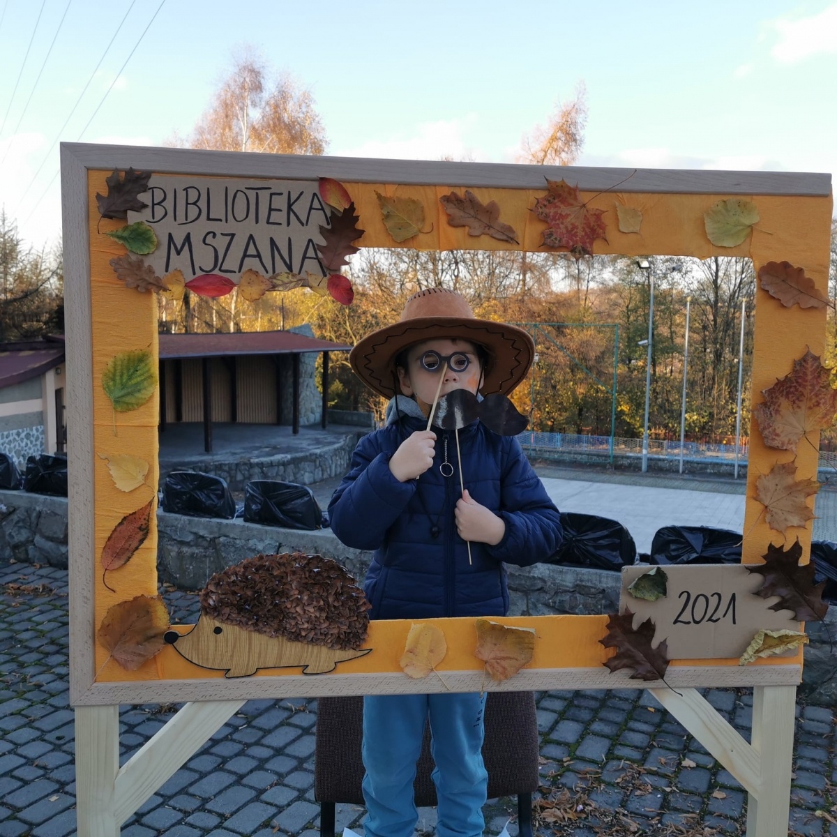 Zdjęcie w galerii na portalu naszwodzislaw.com: Alpaki i konkursy na otwarciu po remoncie biblioteki w Mszanie [FOTO] wiadomości z regionu