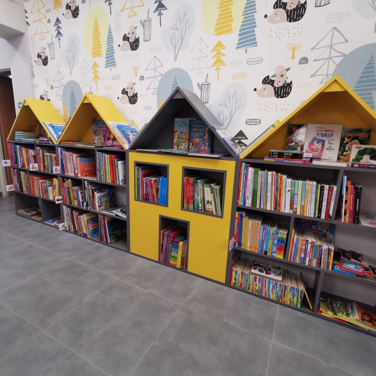 Zdjęcie w galerii na portalu naszwodzislaw.com: Alpaki i konkursy na otwarciu po remoncie biblioteki w Mszanie [FOTO] wiadomości z regionu