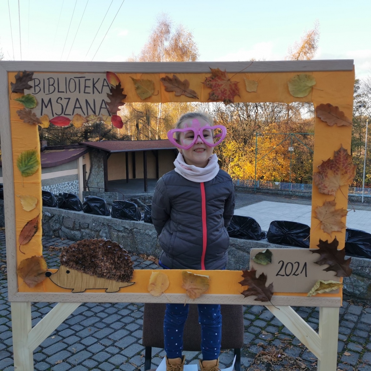 Zdjęcie w galerii na portalu naszwodzislaw.com: Alpaki i konkursy na otwarciu po remoncie biblioteki w Mszanie [FOTO] wiadomości z regionu