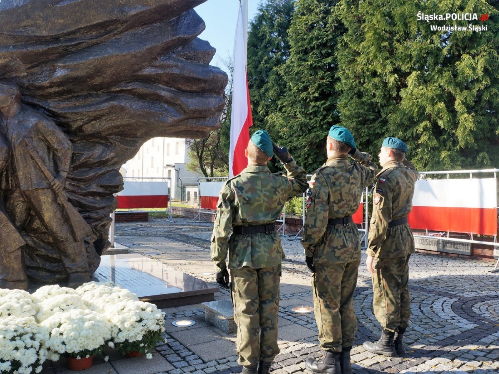 Zdjęcie w galerii na portalu naszwodzislaw.com: Wodzisławski komendant policji na uroczystościach Święta Niepodległości wiadomości z regionu