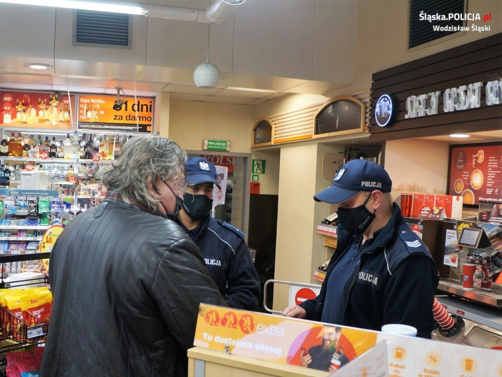 Zdjęcie w galerii na portalu naszwodzislaw.com: Wodzisławscy policjanci prowadzą kontrole maseczek wiadomości z regionu