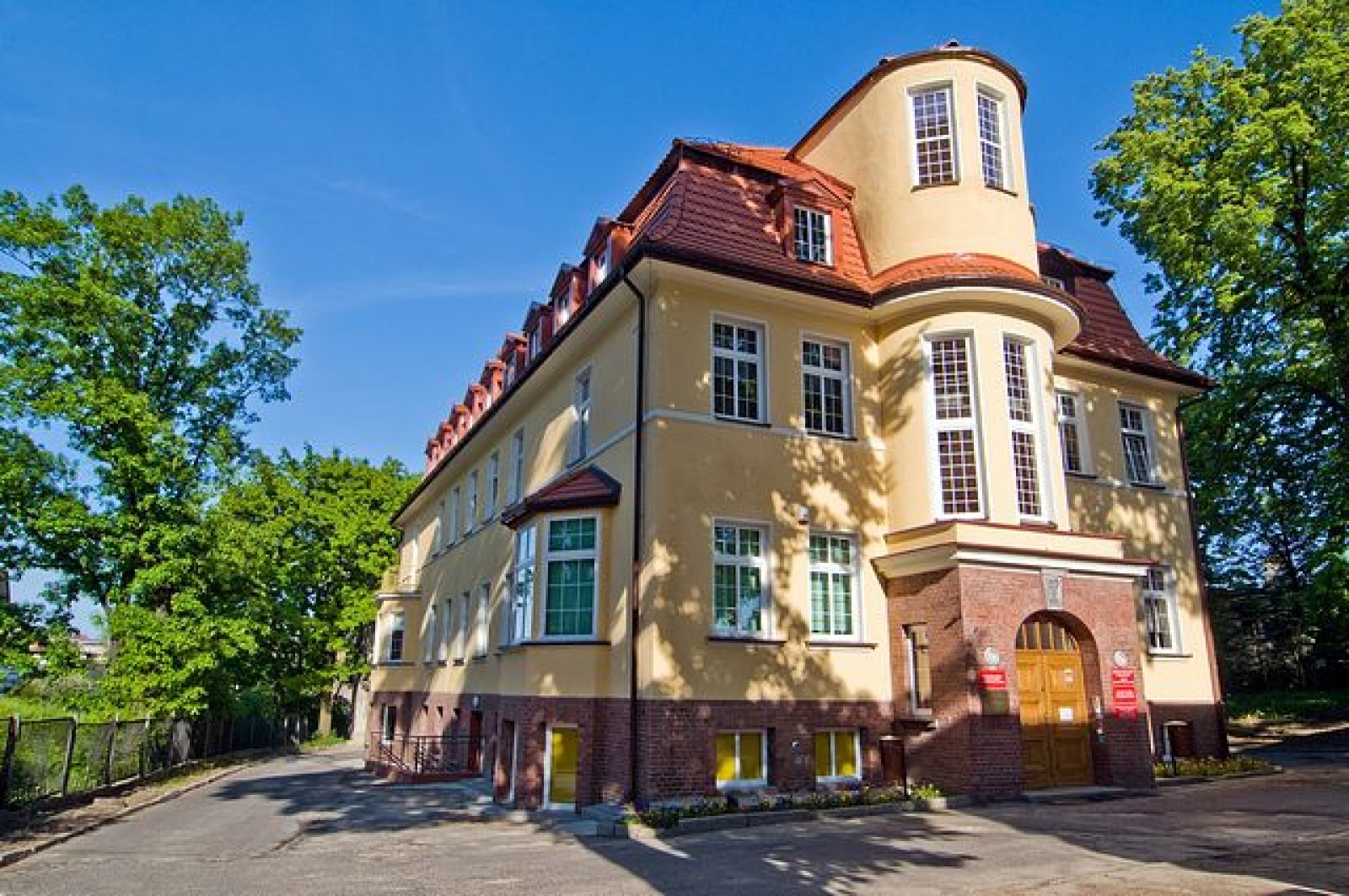 Zdjęcie w galerii na portalu naszwodzislaw.com: To miejsce, gdzie zawsze ktoś czeka wiadomości z regionu