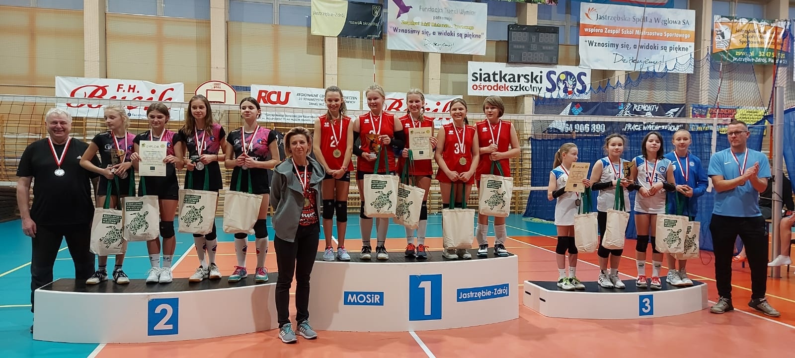 Zdjęcie w galerii na portalu naszwodzislaw.com: Siatkarki Zorzy na podium prestiżowego turnieju wiadomości z regionu