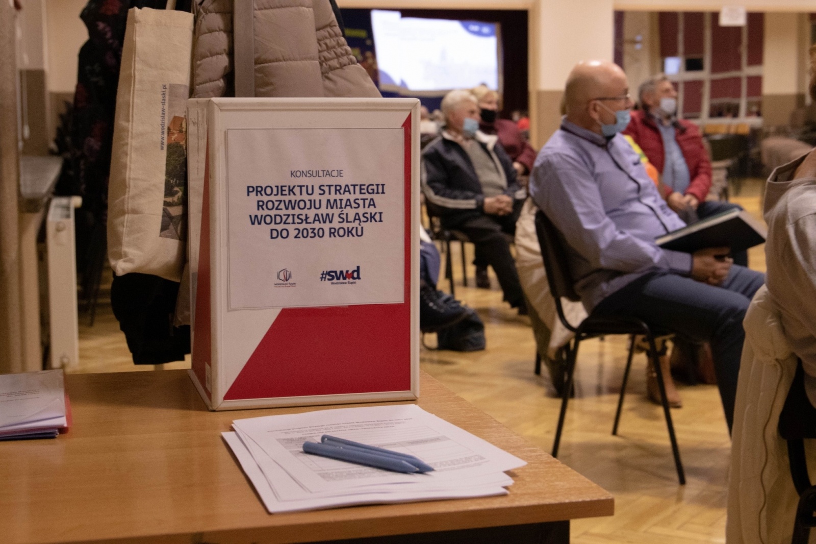 Zdjęcie w galerii na portalu naszwodzislaw.com: Rozmawiali na Starym Mieście i Wilchwach wiadomości z regionu