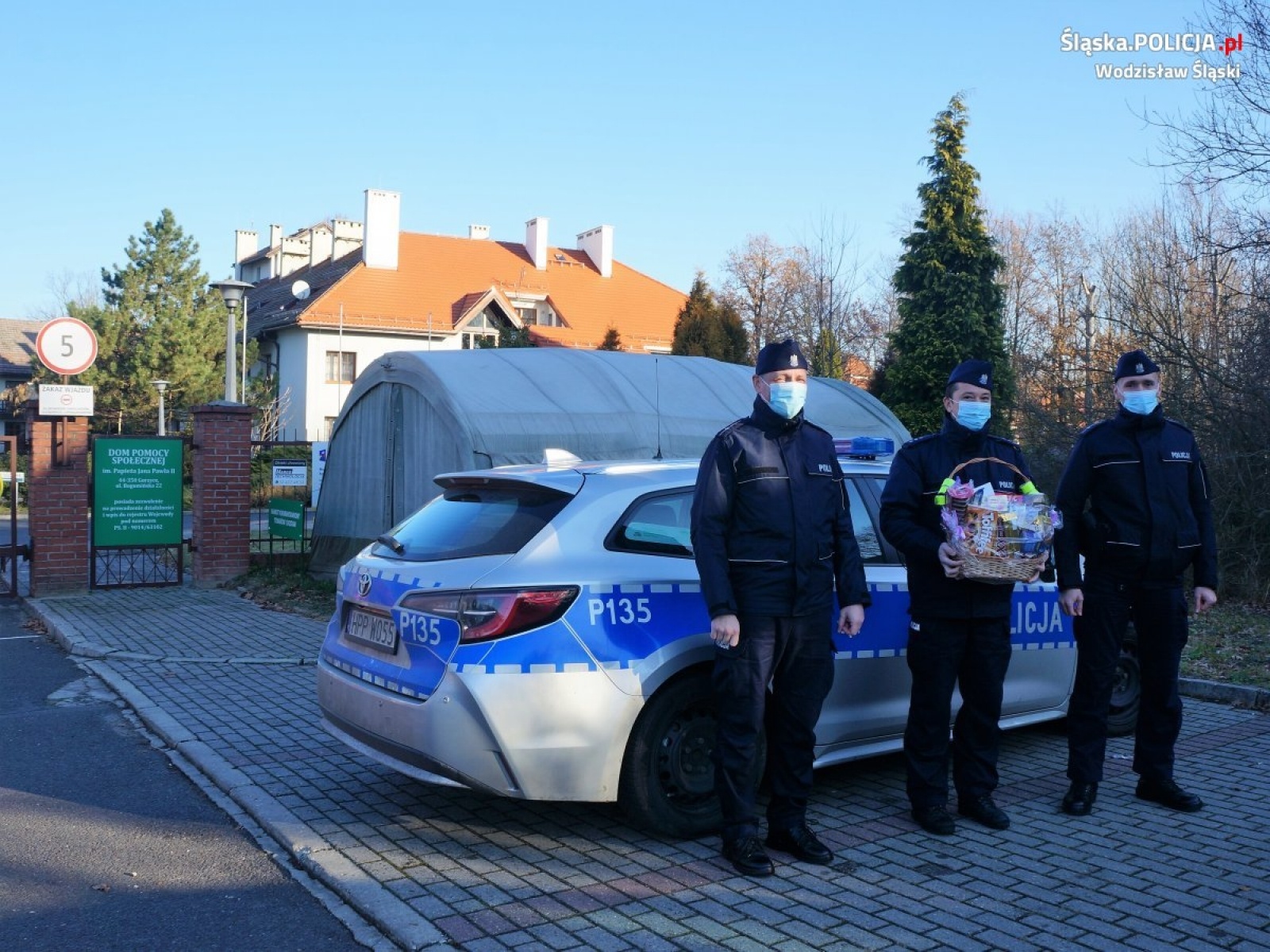 Zdjęcie w galerii na portalu naszwodzislaw.com: Policjanci z Pszowa w mikołajkowej akcji wiadomości z regionu
