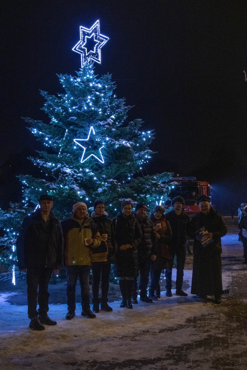 Zdjęcie w galerii na portalu naszwodzislaw.com: W Radlinie II spotkali się przy choince [FOTO] wiadomości z regionu